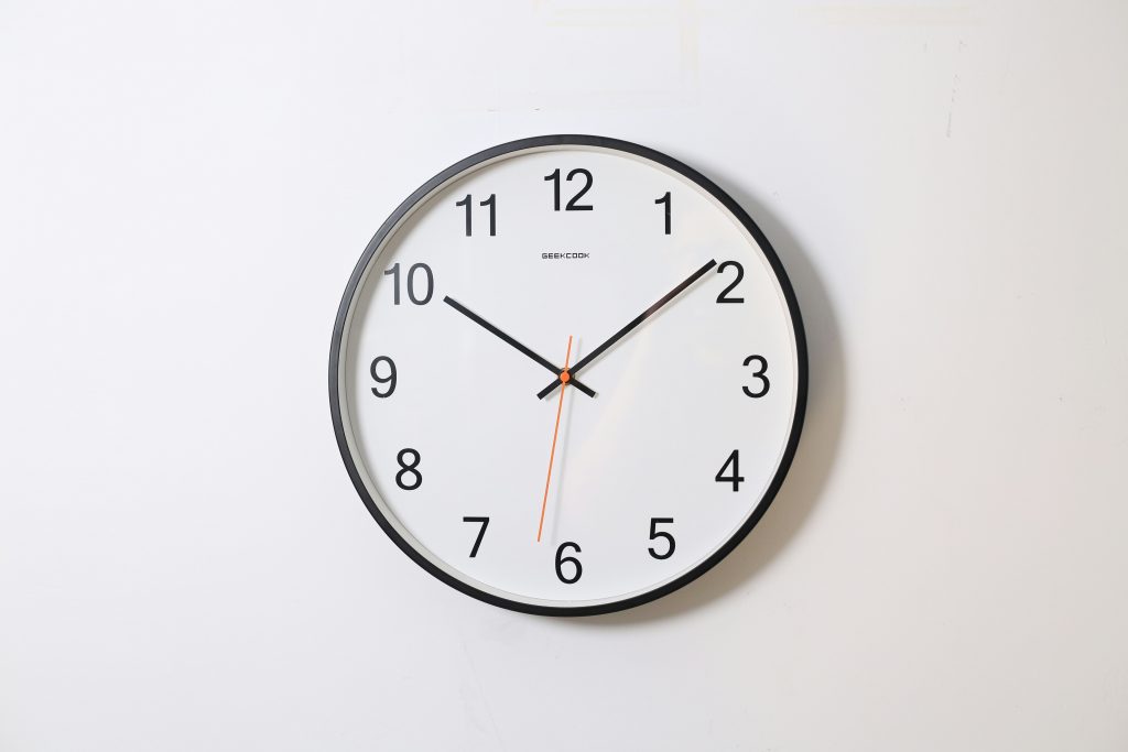 horloge sur un mur